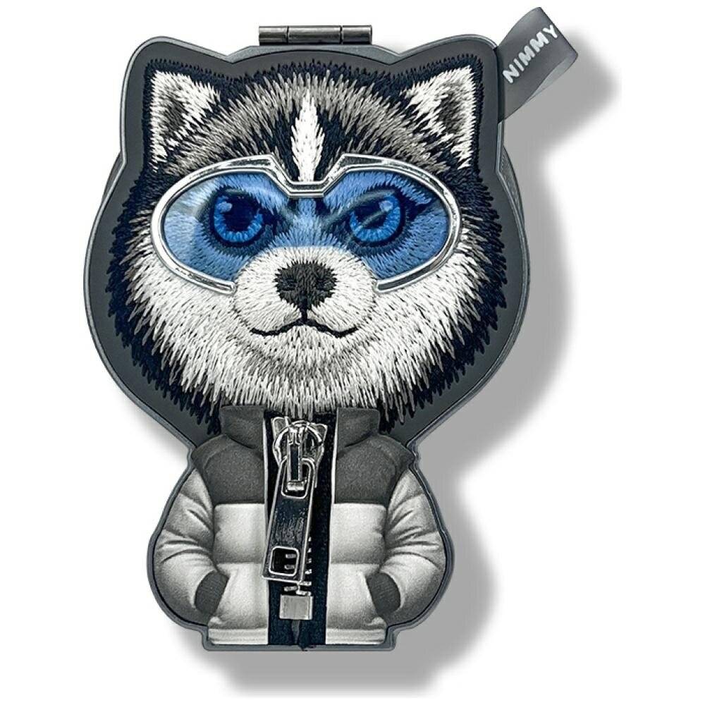 Ein Patch, der einen Cartoon-Husky in einer Winterjacke und Schutzbrille zeigt, in einem verspielten Stil gestaltet mit Schwerpunkt auf Blau- und Grautöne.
