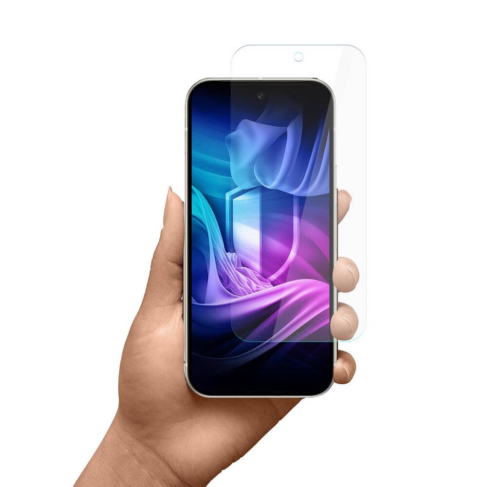 Eine Person hält ein Smartphone mit einer farbenfrohen abstrakten Hintergrundtapete, während eine transparente Displayschutzfolie darüber schwebt und bereit ist, angebracht zu werden.