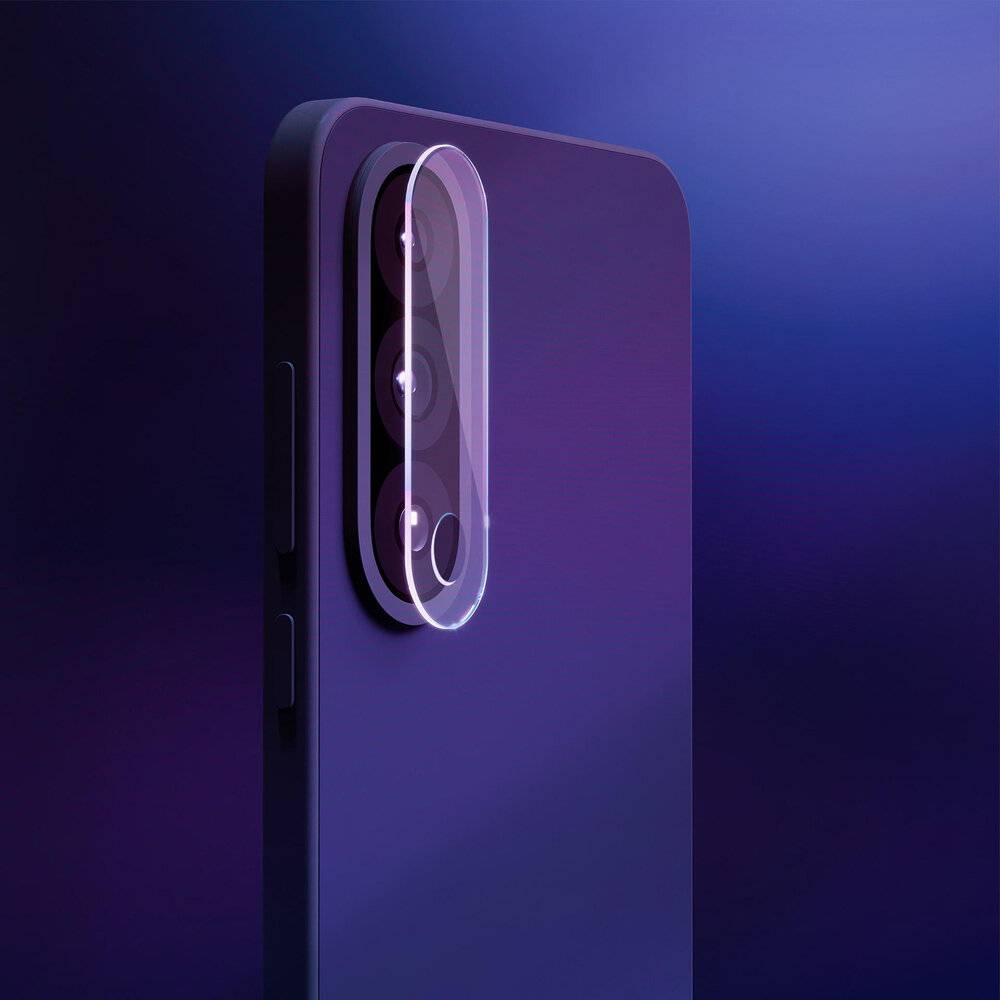Ein violettes Smartphone mit einem Triple-Kamera-Modul auf der Rückseite, das ein elegantes und modernes Design vor einem Farbverlauf-Hintergrund präsentiert.