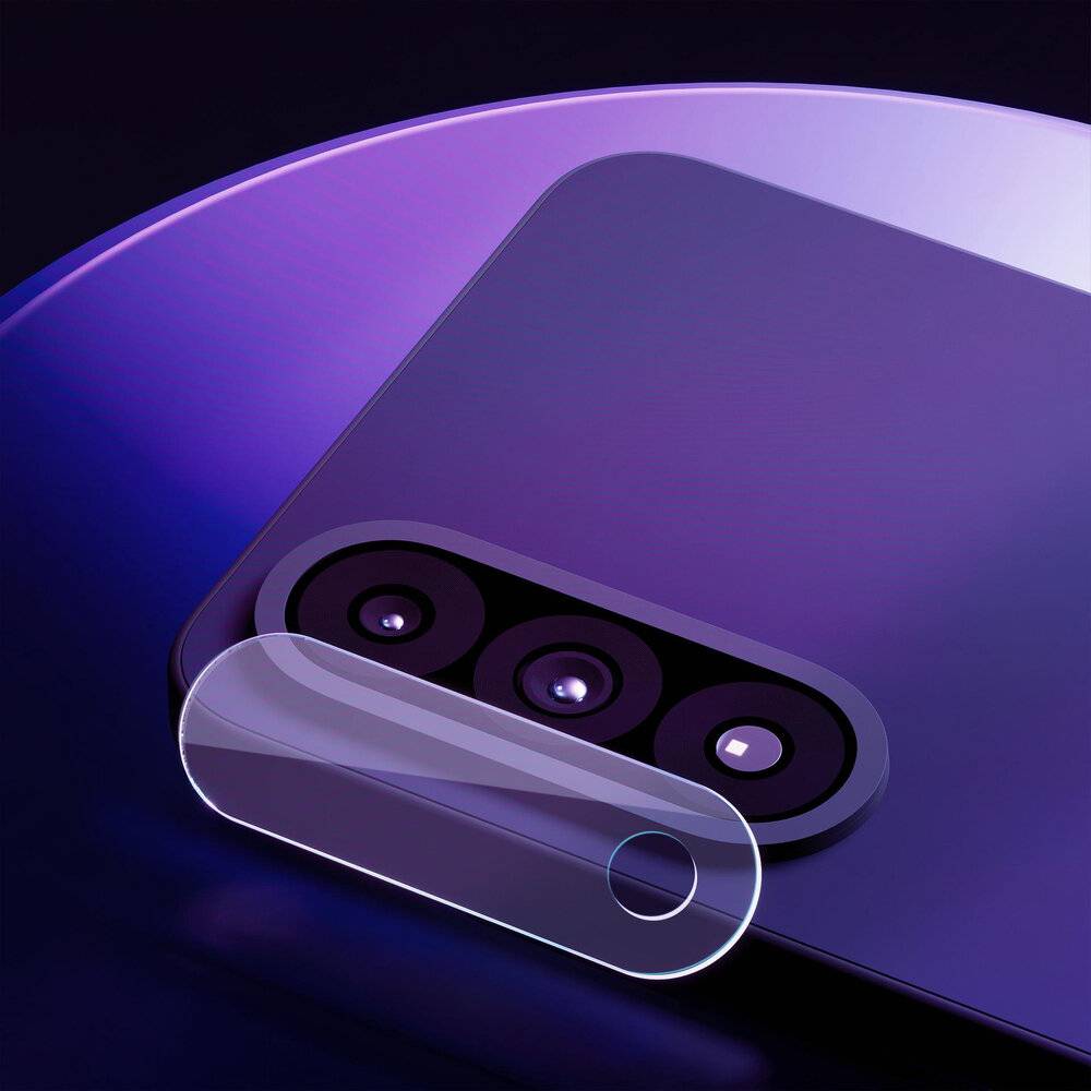 Nahaufnahme einer Smartphone-Kamera mit drei Linsen auf einer eleganten, metallischen Oberfläche, die moderne Technologie und Design hervorhebt.