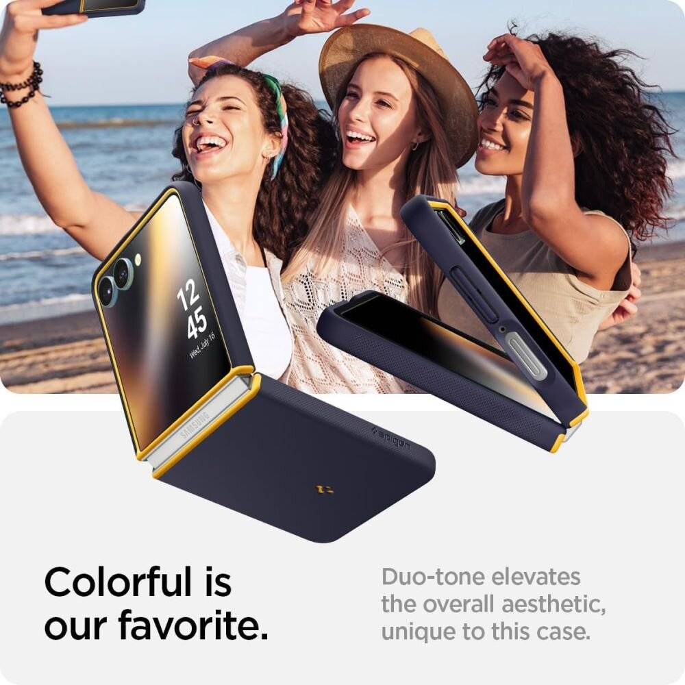 Drei lächelnde Frauen am Strand, eine macht ein Selfie. Überlagert sind Bilder einer Handyhülle mit Text: „Bunt ist unser Favorit.