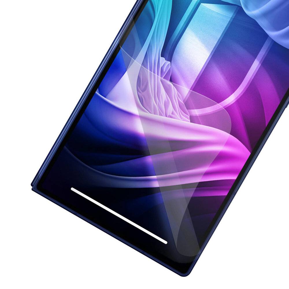 Ein Smartphone mit einem lebendigen abstrakten Design auf dem Bildschirm, das wirbelnde violette und blaue Töne unter einer Schutzschale zeigt.