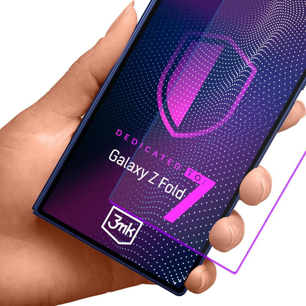 Eine Hand hält ein Telefon mit einer Schutzfolie-Anzeige, die den Text „Dedicated to Galaxy Z Fold 4