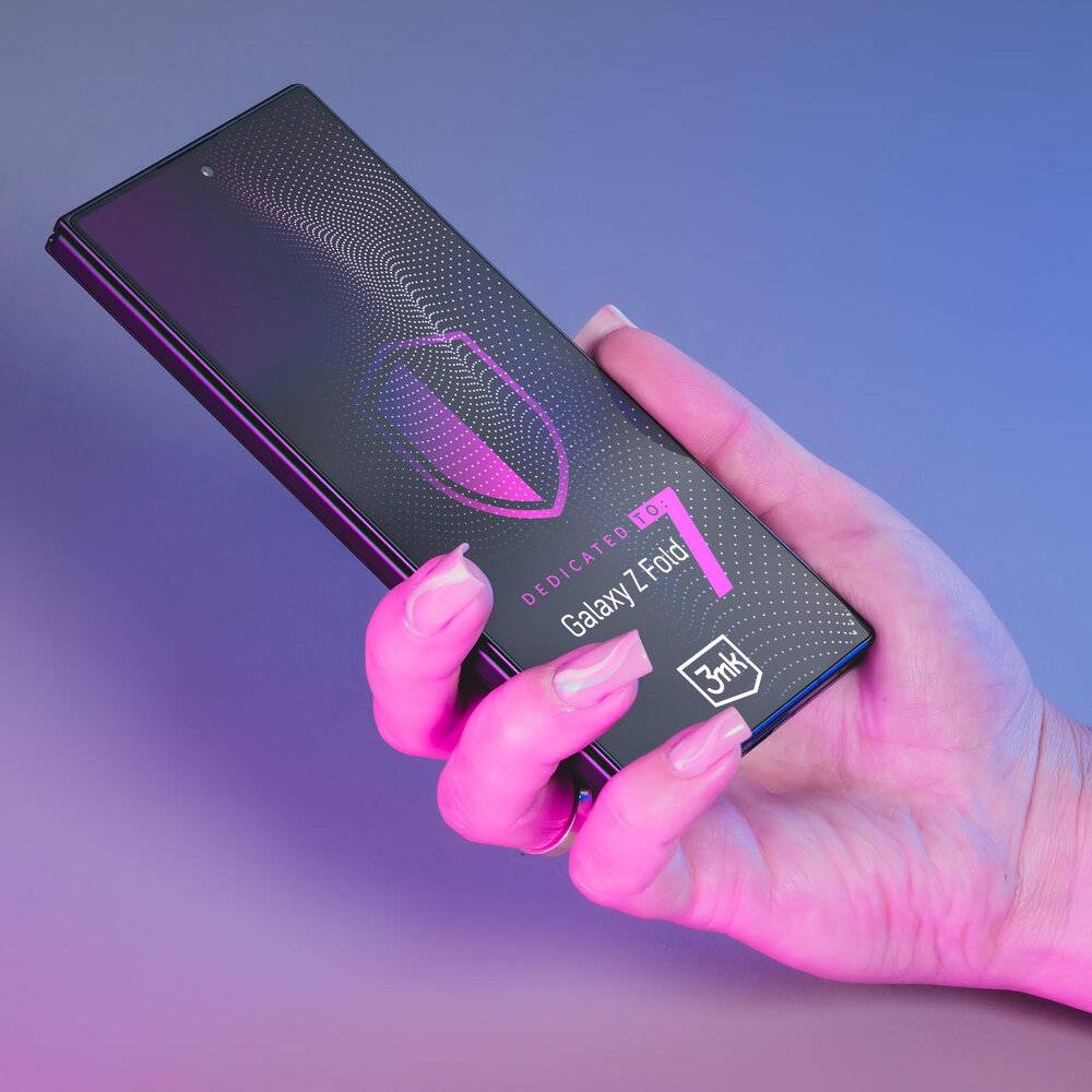 Eine Hand hält ein elegantes Smartphone mit dem Text „Galaxy Z Fold 7