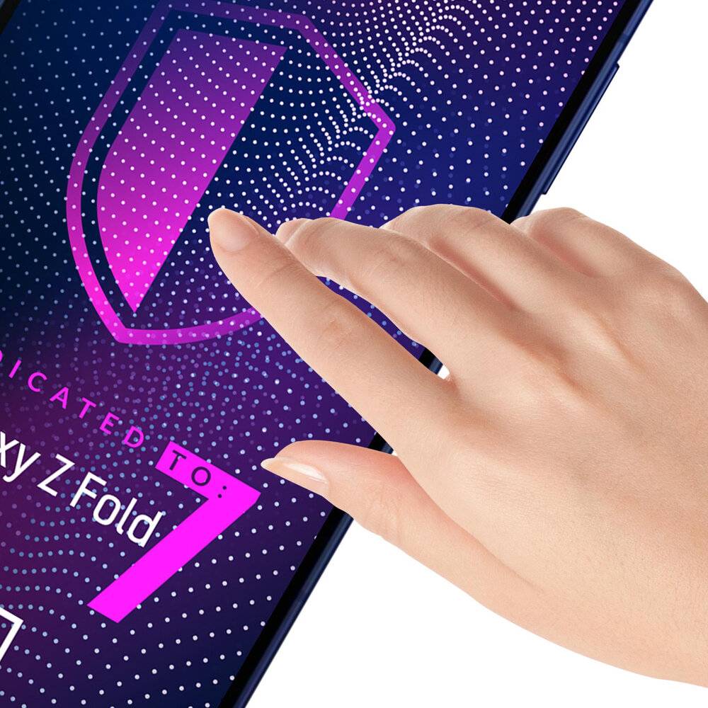 Eine Hand berührt ein Smartphone, das ein digitales Schildlogo anzeigt, das Schutz symbolisiert, mit dem Text 