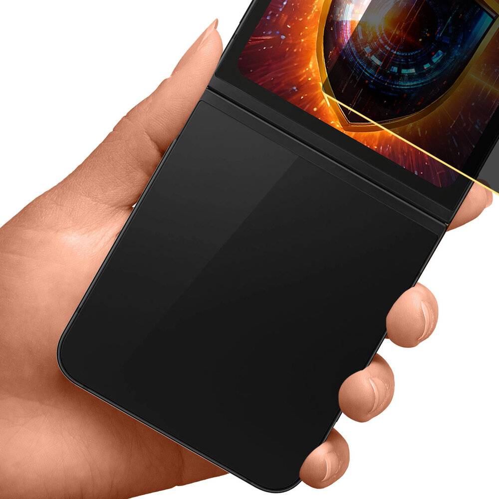 Hand, das ein faltbares Smartphone mit einer futuristischen digitalen Benutzeroberfläche hält, die auf seinem flexiblen Bildschirm angezeigt wird.