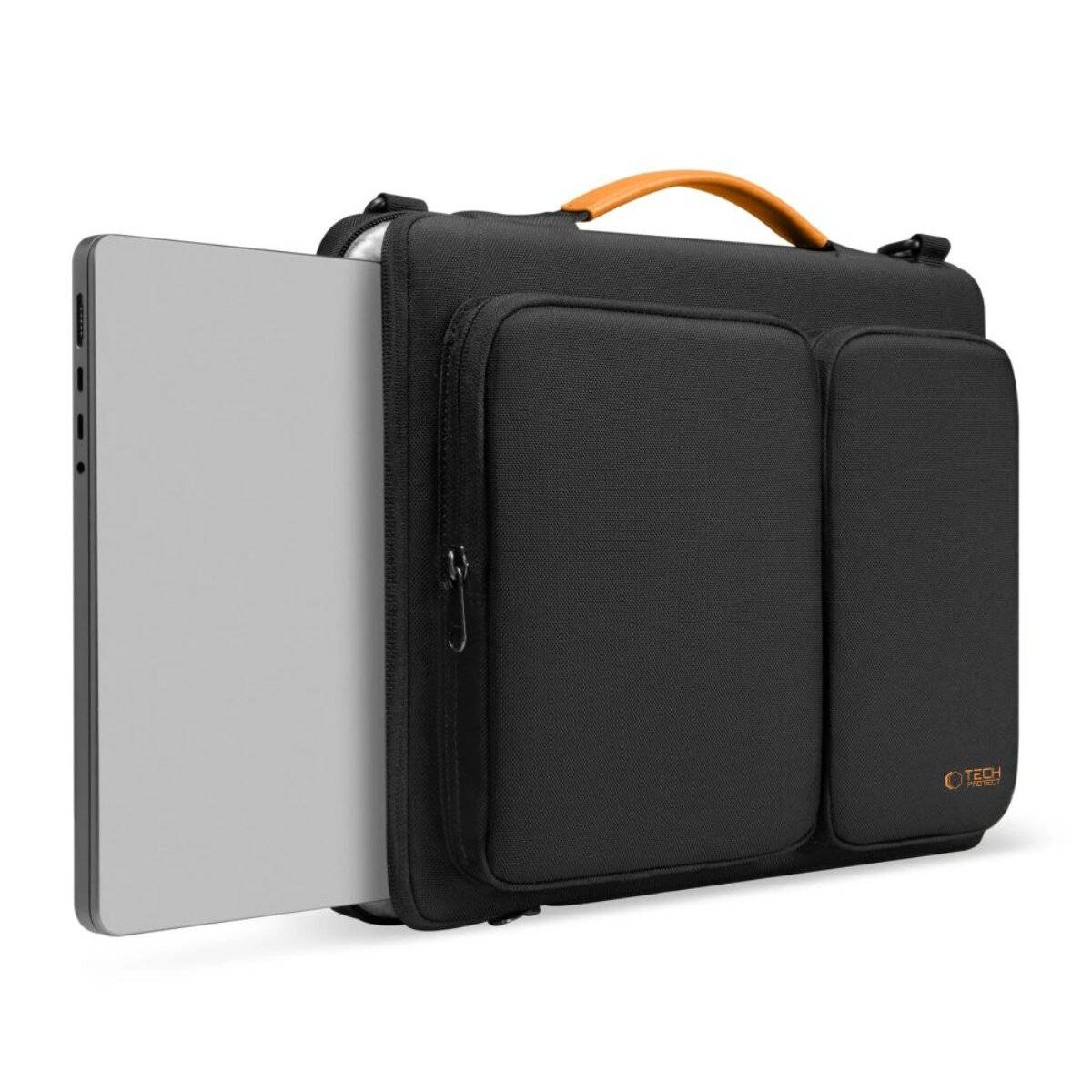 Eine schlanke, schwarze Laptoptasche mit orangefarbenem Griff, mit zwei vorderen Reißverschlusstaschen und einem silbernen Laptop, der von der Seite teilweise sichtbar ist.