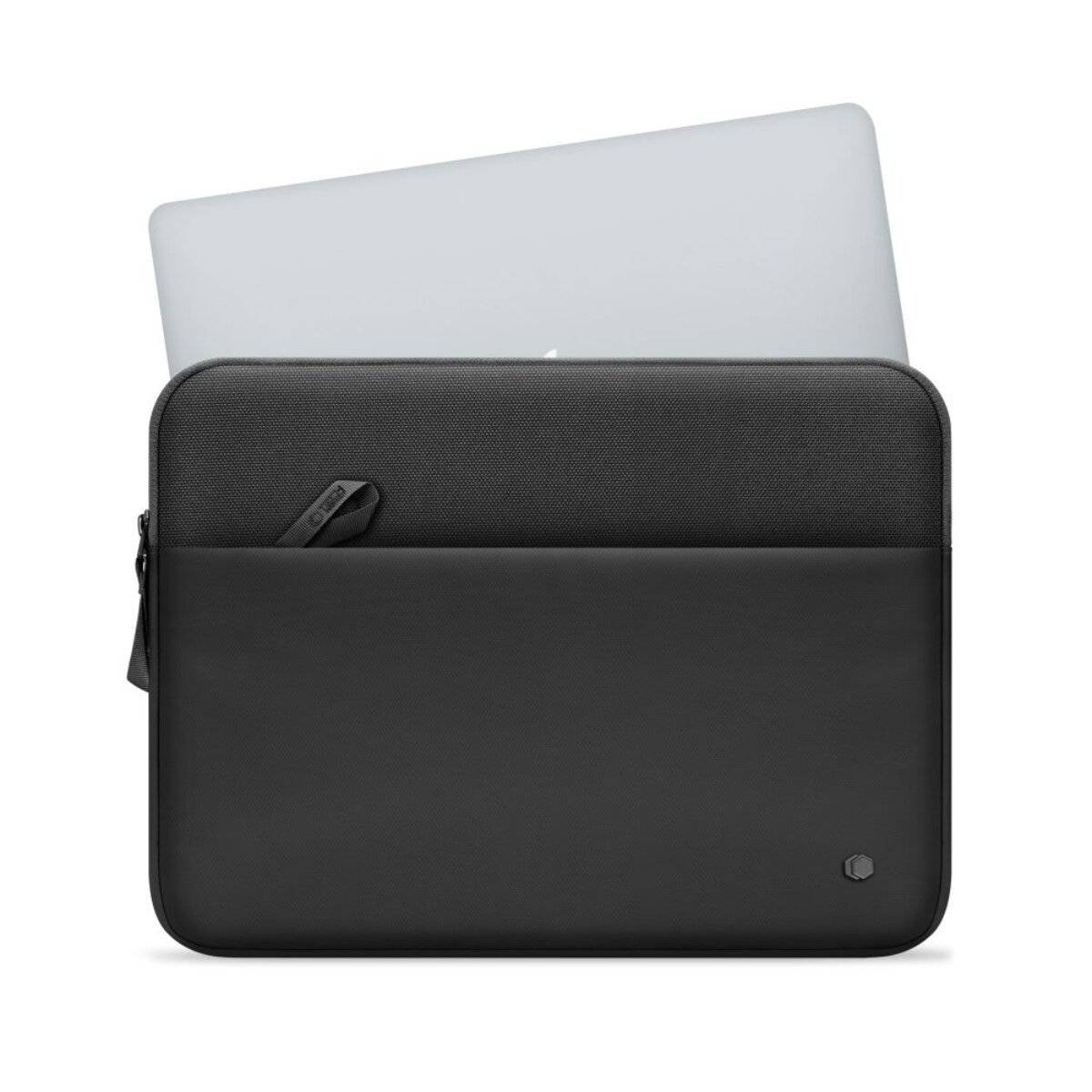 Ein schwarzes Smartphone-Case mit strukturierter Oberfläche, das für ein Modell mit drei Kameraobjektiven auf der Rückseite entwickelt wurde.