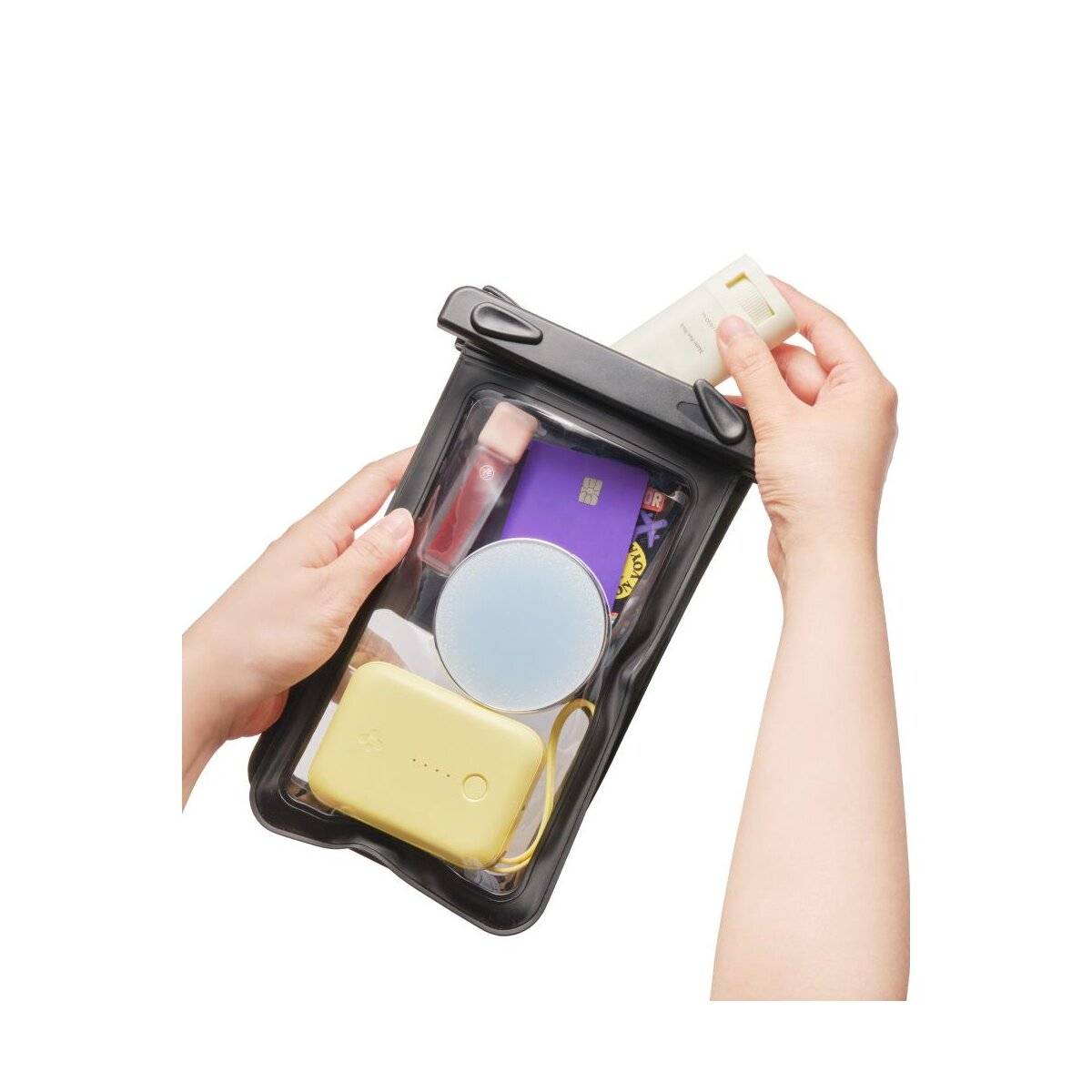 Schwarze Handyhülle mit integriertem MagSafe-Ladegerät. Zwei Ansichten zeigen die Rückseite und das Innere. Das kreisförmige Magnetdetail ist hervorgehoben.