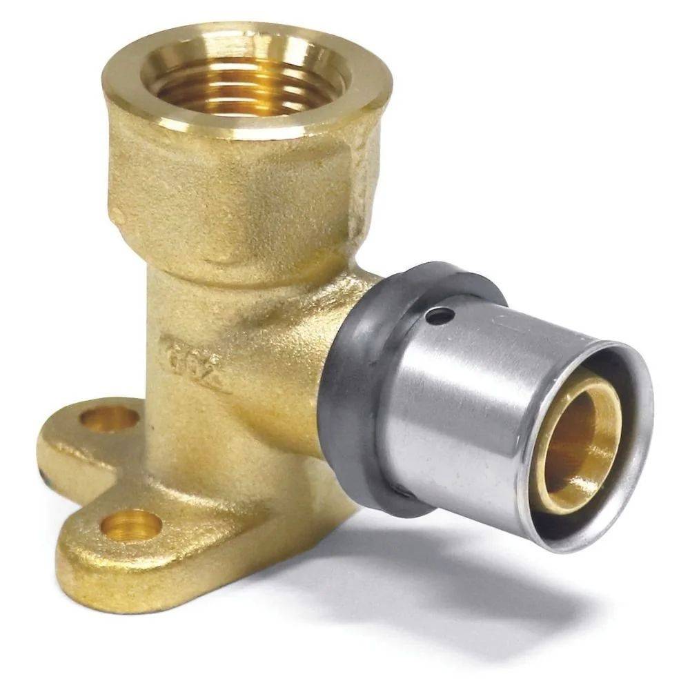 Ein Messing-Winkelverbinder mit ebener Basis und Gewinde an einer Seite sowie einer Metall-Verschraubung an der anderen Seite, verwendet für die Rohrleitungsinstallation.