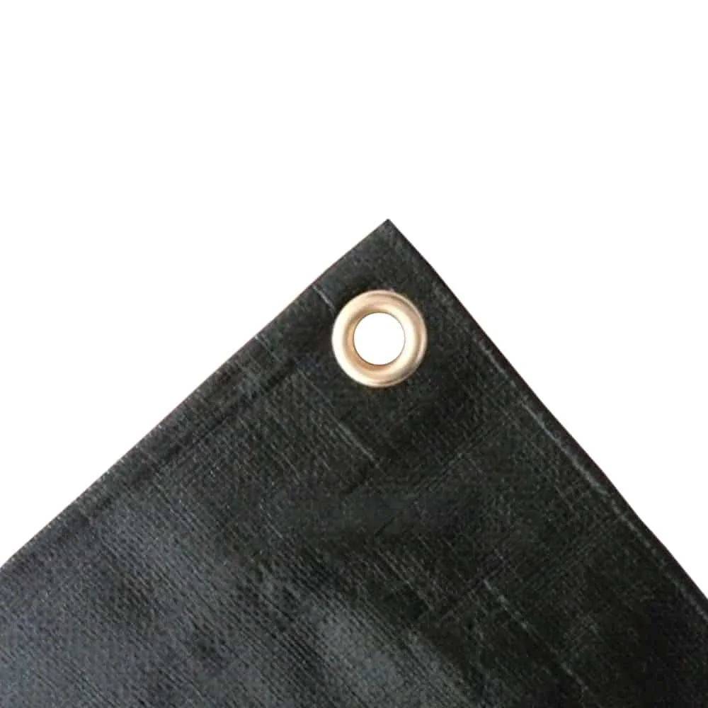 Eine Nahaufnahme einer Ecke einer dunklen Plane mit einer Metallöse.