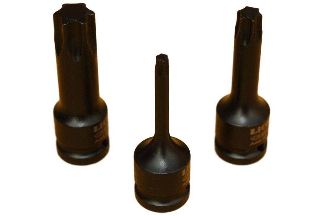 Drei schwarze Torx-Steckschlüsseleinsätze verschiedener Größen aufrecht angeordnet. Sie haben eine sechseckige Basis und eine sternförmige Oberseite zur Verwendung mit Steckschlüsseln.