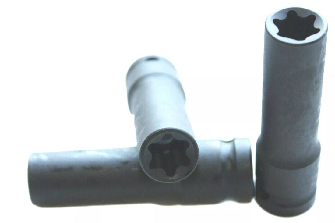 Ein Nahaufnahmebild eines grauen Metallstecknussschlüssels mit einer sternförmigen Öffnung, die häufig zum Anziehen oder Lockern von Bolzen verwendet wird.