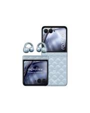 Klapphandy mit zwei sichtbaren Bildschirmen neben drahtlosen Ohrhörern; die Handyhülle zeigt den Text 