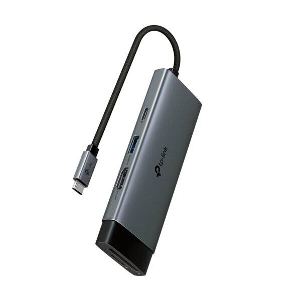 TP-Link USB-C-Adapter-Hub mit angeschlossenem Kabel, das mehrere Anschlüsse auf einem kompakten silbernen Gerät zeigt.