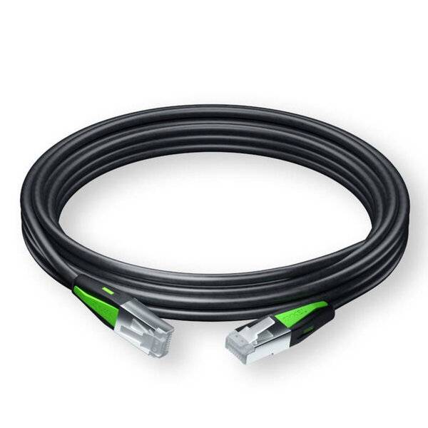 Aufgerolltes schwarzes Ethernet-Kabel mit zwei RJ45-Steckern mit grünen Akzenten auf weißem Hintergrund.
