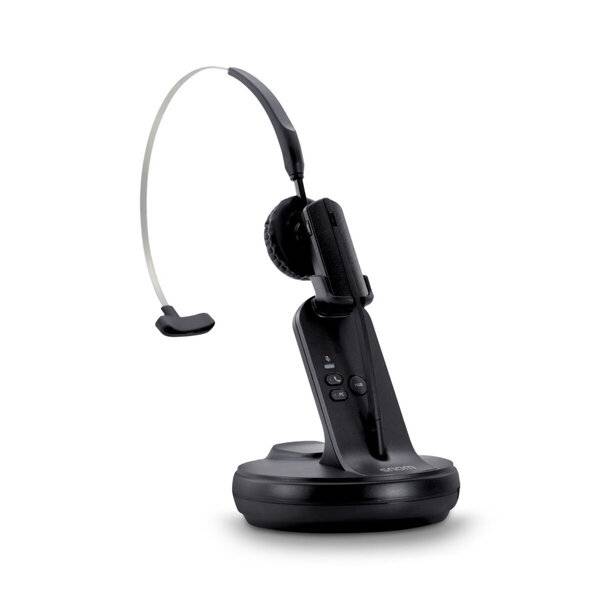 Schwarzes kabelloses Headset auf einer Ladestation mit Boom-Mikrofon und Steuertasten, auf weißem Hintergrund dargestellt.