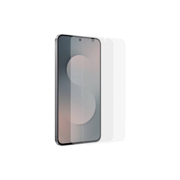 Ein Smartphone mit zwei klaren Displayschutzfolien, die davor ausgerichtet sind, auf weißem Hintergrund.