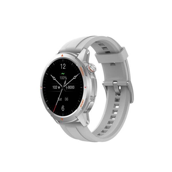Silberne runde Smartwatch mit grauem Silikonarmband, in schrägem Winkel auf weißem Hintergrund dargestellt, mit schwarzem digitalem Analogdisplay und Fitnessdaten.