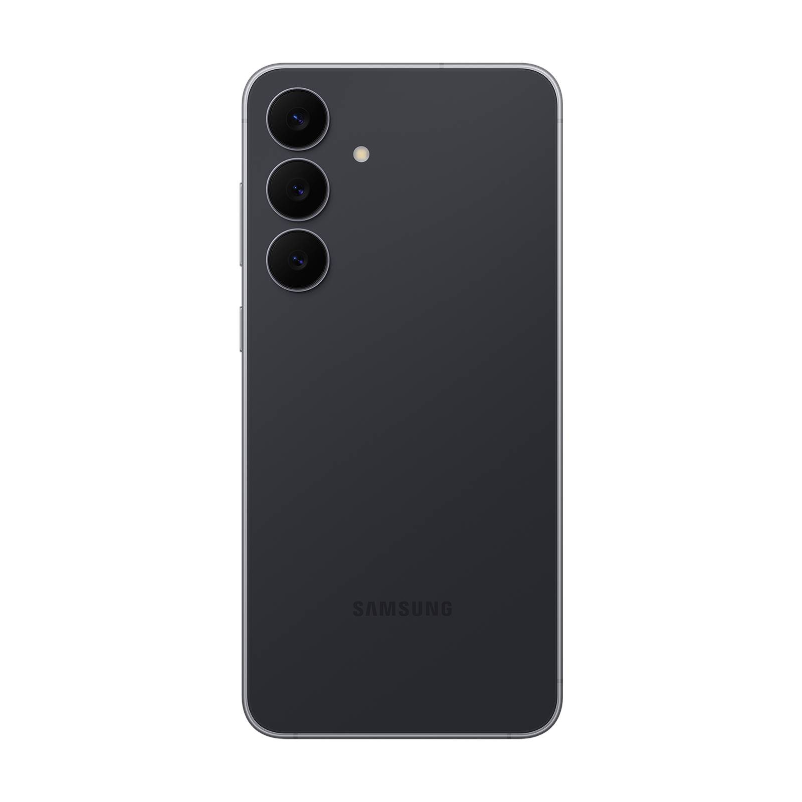 Rückseite eines dunkelgrauen Samsung-Smartphones mit dreifacher Rückfahrtkamera und Blitz auf schwarzem Hintergrund.
