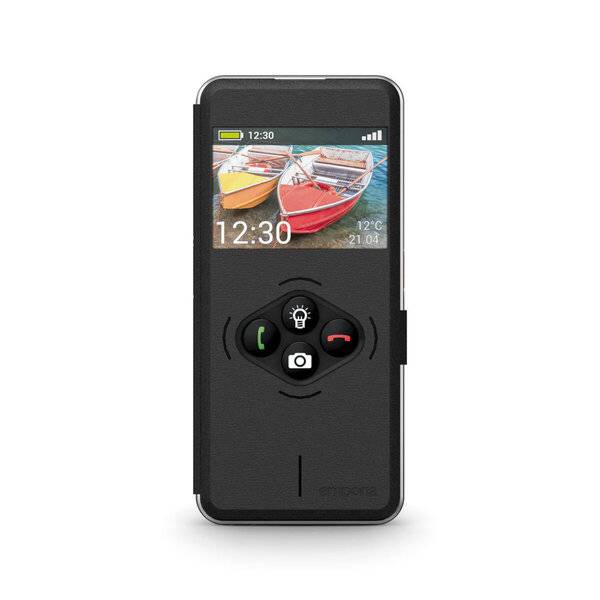 Ein schwarzes Mobiltelefon von vorne gezeigt mit einer kleinen Anzeige von Booten an einem Dock und großer Uhrzeit „12:30