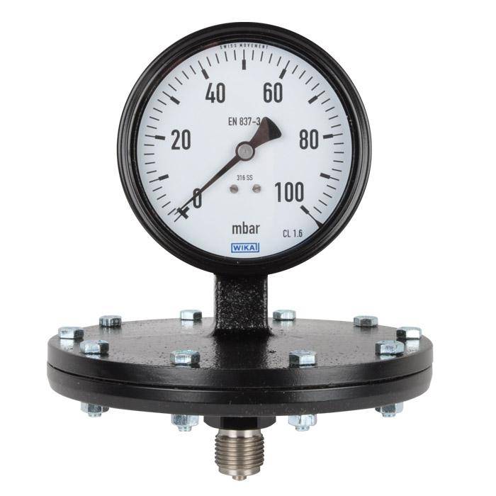 Analoges Druckmessgerät mit mbar-Skala, zeigt einen niedrigen Messwert im Bereich von 0–10, montiert auf einem schwarzen Metallflansch mit Gewindeverbinder.