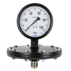 Druckmessgerät mit Anzeige von 0 bis 100 mbar, Nadel zeigt ungefähr 62 mbar.