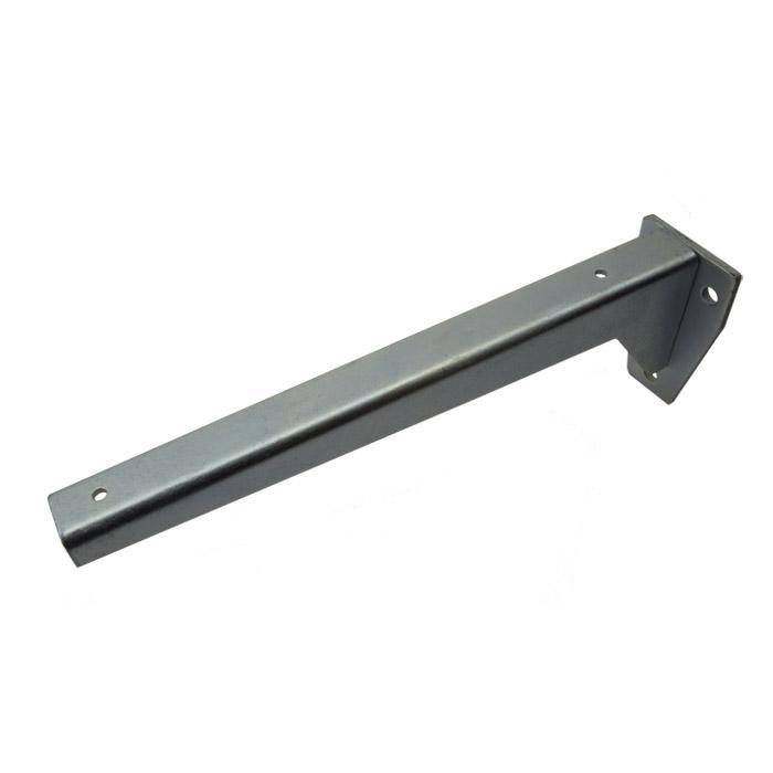Schwarze Metall-Wandhalterung mit abgewinkelter Endplatte und Schraubenlöchern auf weißem Hintergrund.