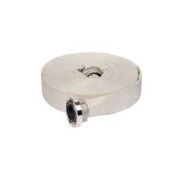 Ein aufgerollter weißer Feuerwehrschlauch mit metallischem Anschluss, der zur Brandbekämpfung und Wasserzufuhr in Notfallsituationen verwendet wird.