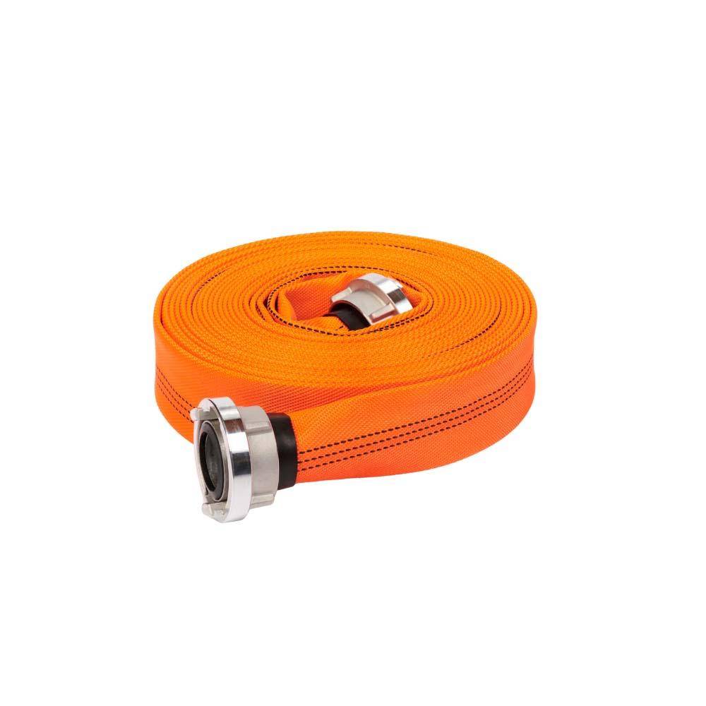 Aufgerollter orangefarbener Feuerwehrschlauch mit Metallkupplungen auf weißem Hintergrund.