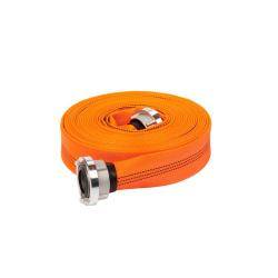 Ein orange aufgerollter Feuerlöschschlauch mit metallischen Anschlüssen an jedem Ende.