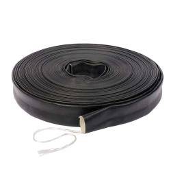 Eine Rolle schwarzer flacher Tropfschlauch mit weißer Endkappe und Schnurverschluss, entwickelt für Gartenbewässerung und effiziente Wasserzuführung.