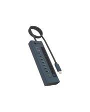 Ein schwarzer Mehrfachstecker mit mehreren Steckdosen und einem USB-Anschluss, verbunden durch ein einzelnes, spiralförmiges Kabel.