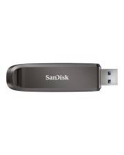Ein SanDisk USB-Stick mit einem eleganten schwarzen Design, der den USB-Anschluss auf der rechten Seite zeigt.