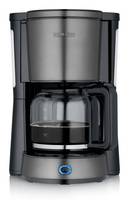 Ein schwarzer Tropfkaffeemaschine mit einer Glaskanne, die zur Hälfte mit Kaffee gefüllt ist, zeigt ein Standarddesign mit einem sichtbaren Bedienfeld.