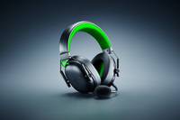 Schwarzes Over-Ear-Gaming-Headset mit leuchtend grünen Akzenten und ein Boom-Mikrofon auf grauem Hintergrund.