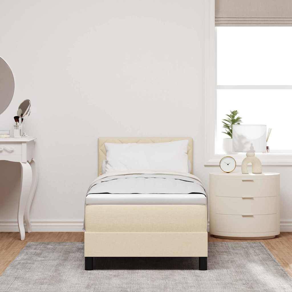 Ein ordentlich gemachtes Bett mit weißen und beigen Betttüchern ist in der Mitte eines minimalistischen Schlafzimmers zentriert. Auf der linken Seite befindet sich ein Frisiertisch, und auf der rechten Seite ein Nachttisch mit Dekoration.