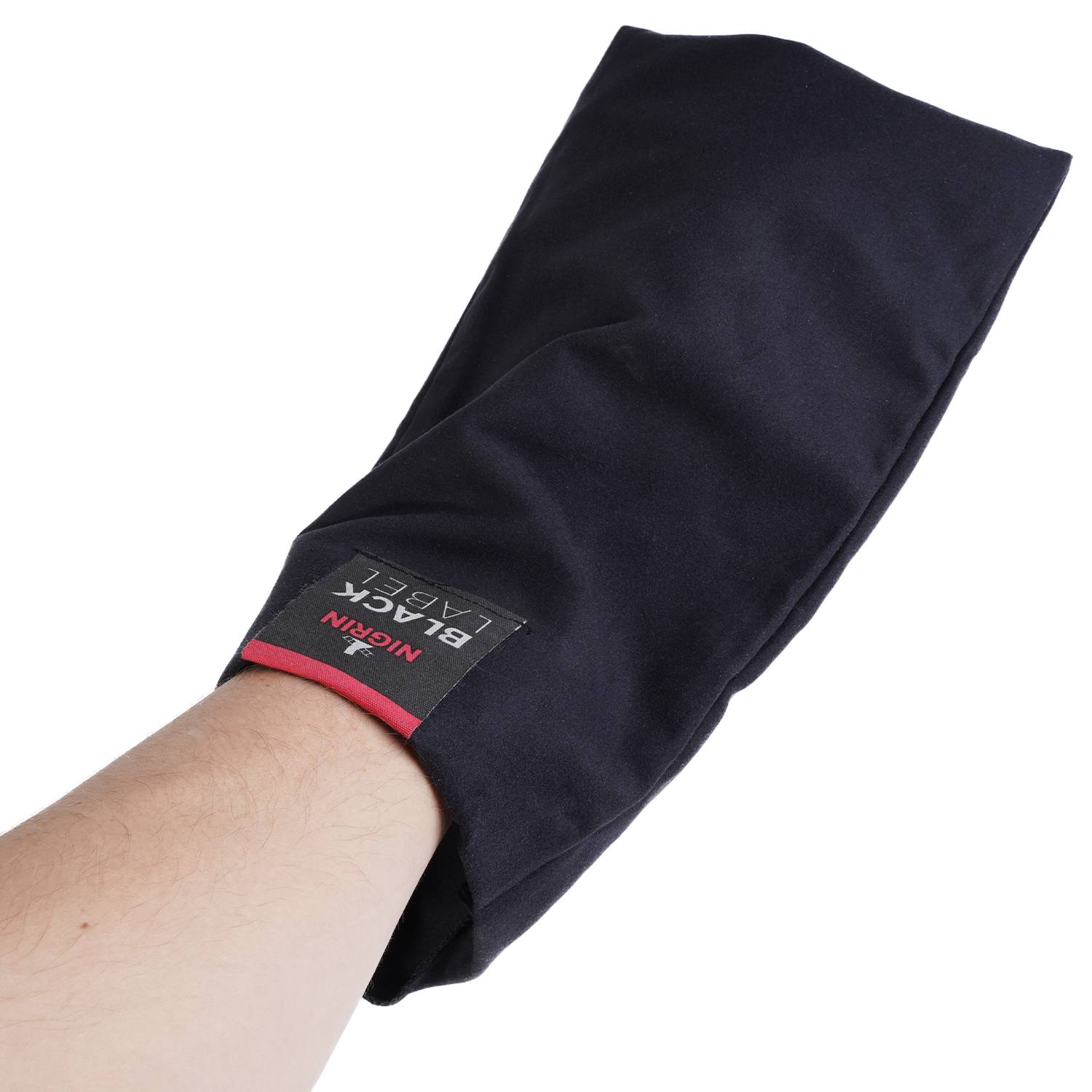 Der Arm einer Person trägt einen schwarzen Ofenhandschuh mit der Aufschrift „Black Label