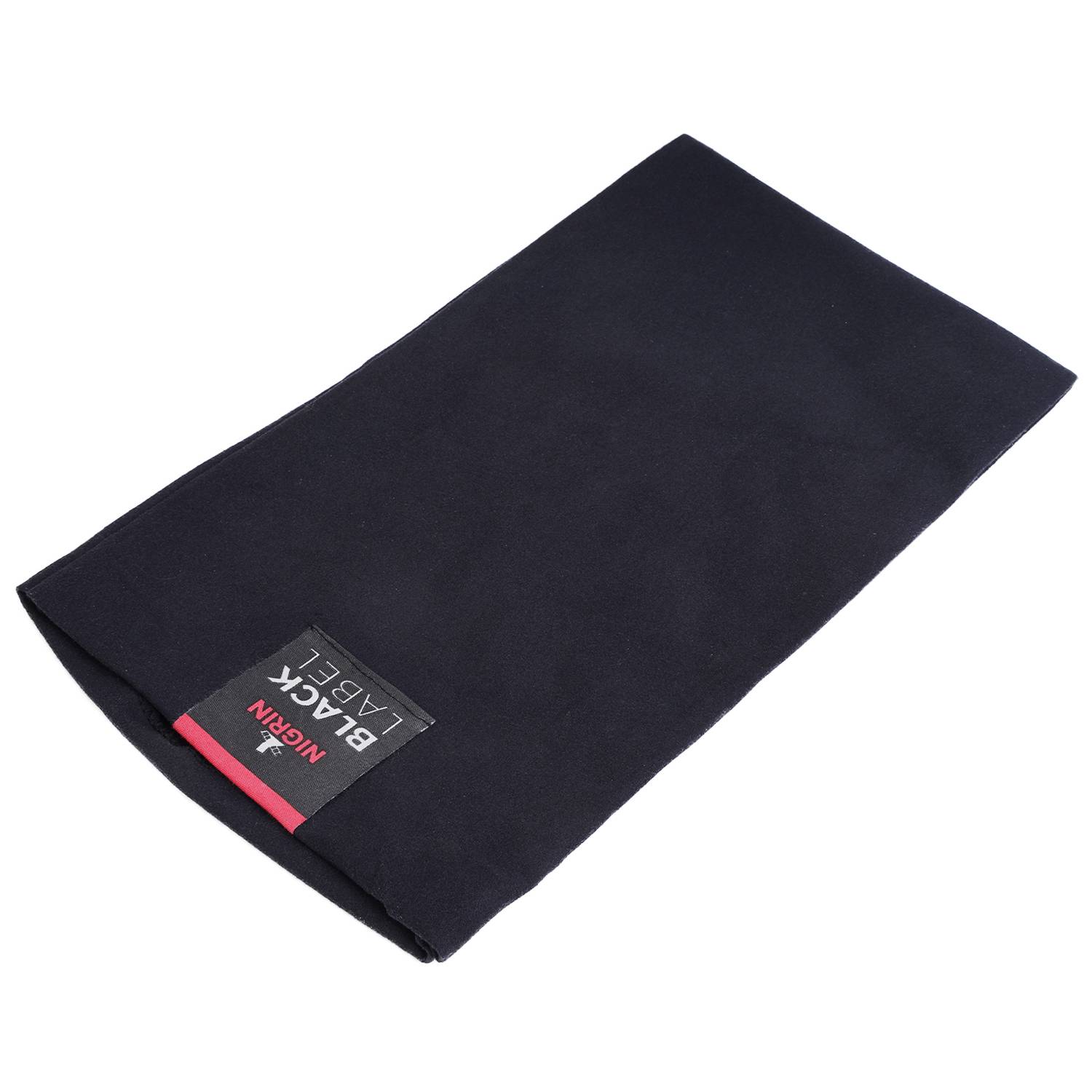 Ein gefaltetes schwarzes Stoffserviette mit einem rechteckigen Etikett „Napkin Black Label