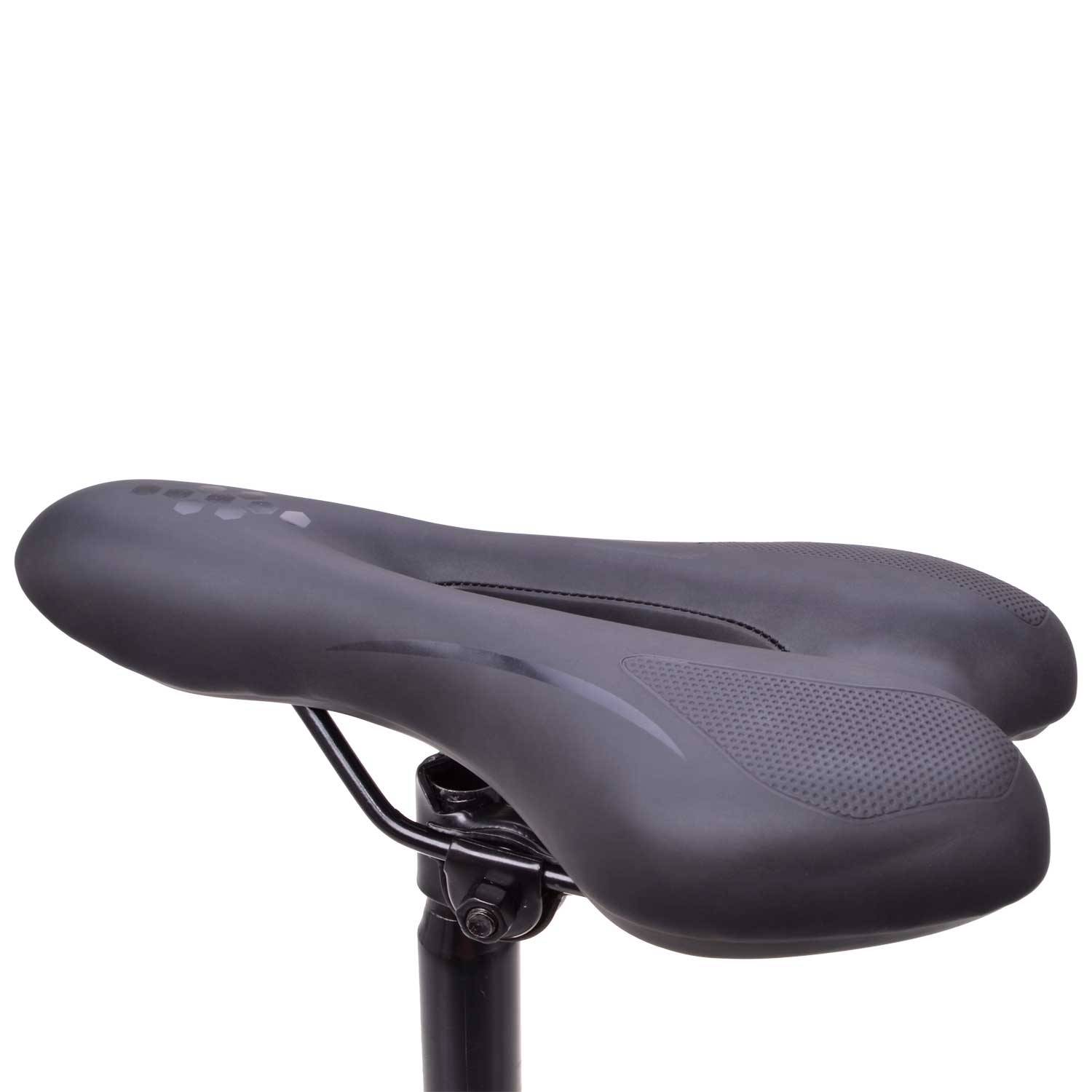 Ein schwarzer Fahrradsattel mit gebogenen Kanten und einem strukturierten Sitz, montiert auf einer Sattelstütze.