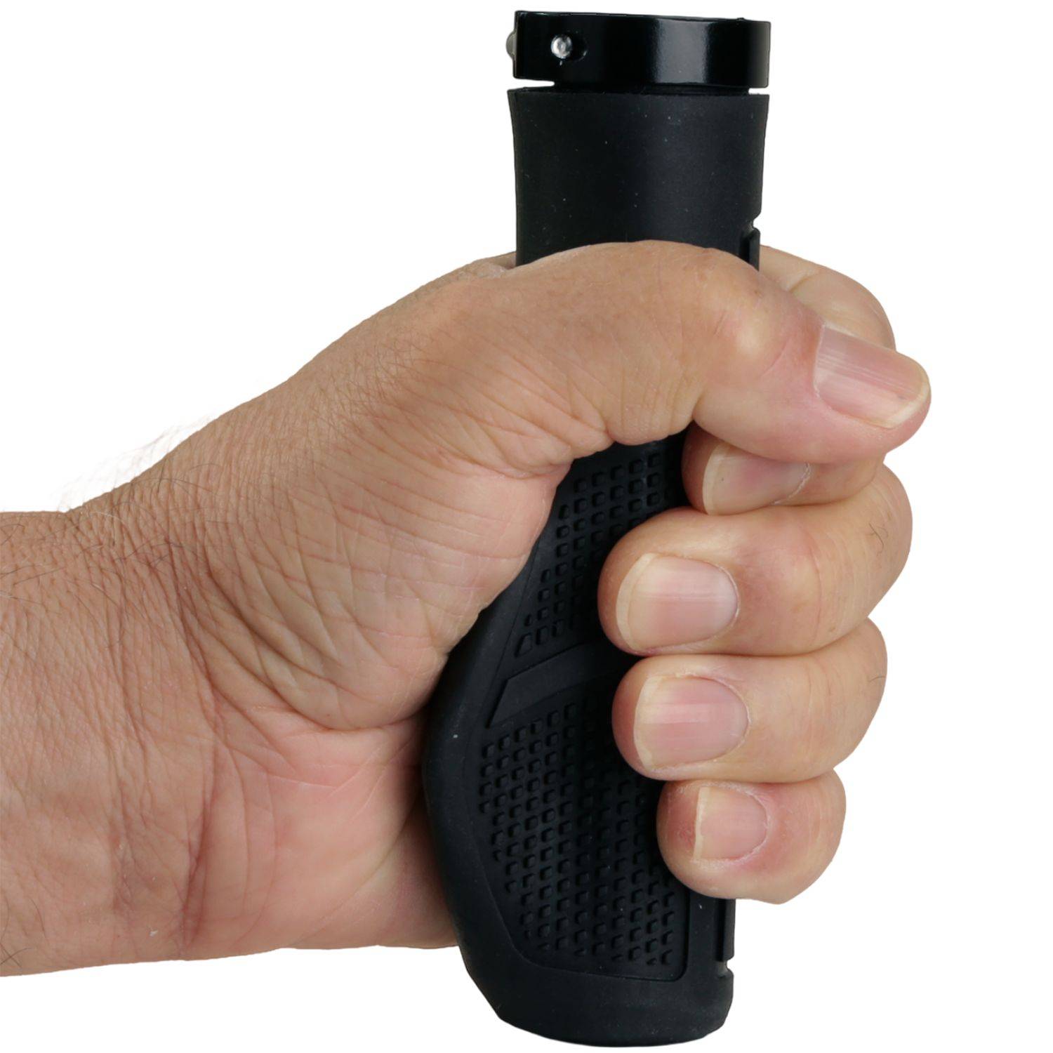 Nahaufnahme einer Hand, die einen schwarzen Taschenlampengriff gegen einen weißen Hintergrund umfasst.