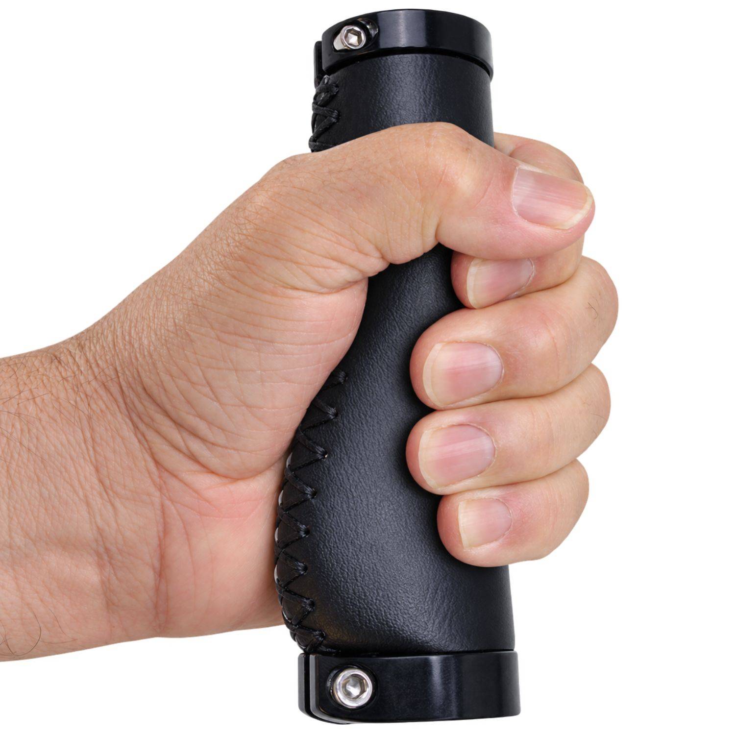 Eine Hand umfasst fest einen schwarzen zylindrischen Griff mit Metallendkappen auf weißem Hintergrund.