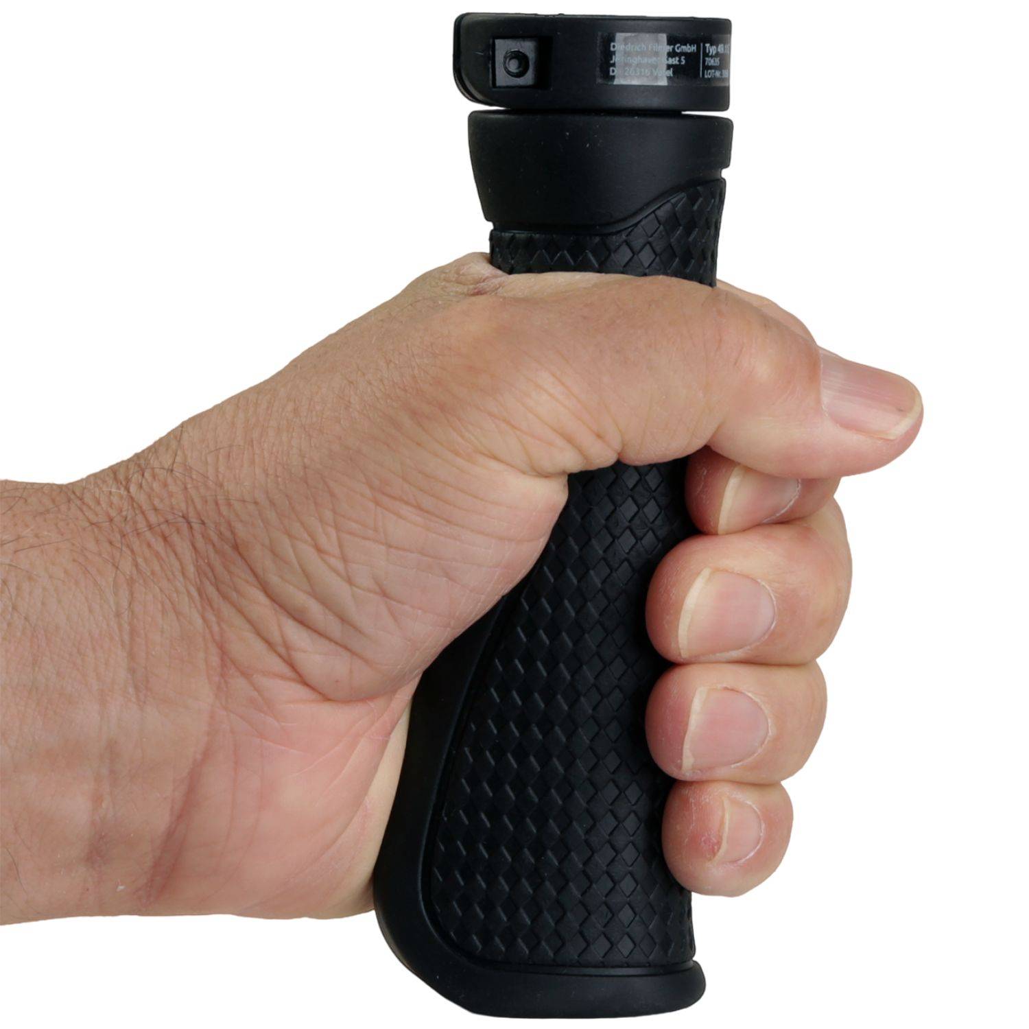 Hand, die einen schwarzen Taschenlampen- oder Tactical-Stil-Griff gegen einen einfachen weißen Hintergrund hält.