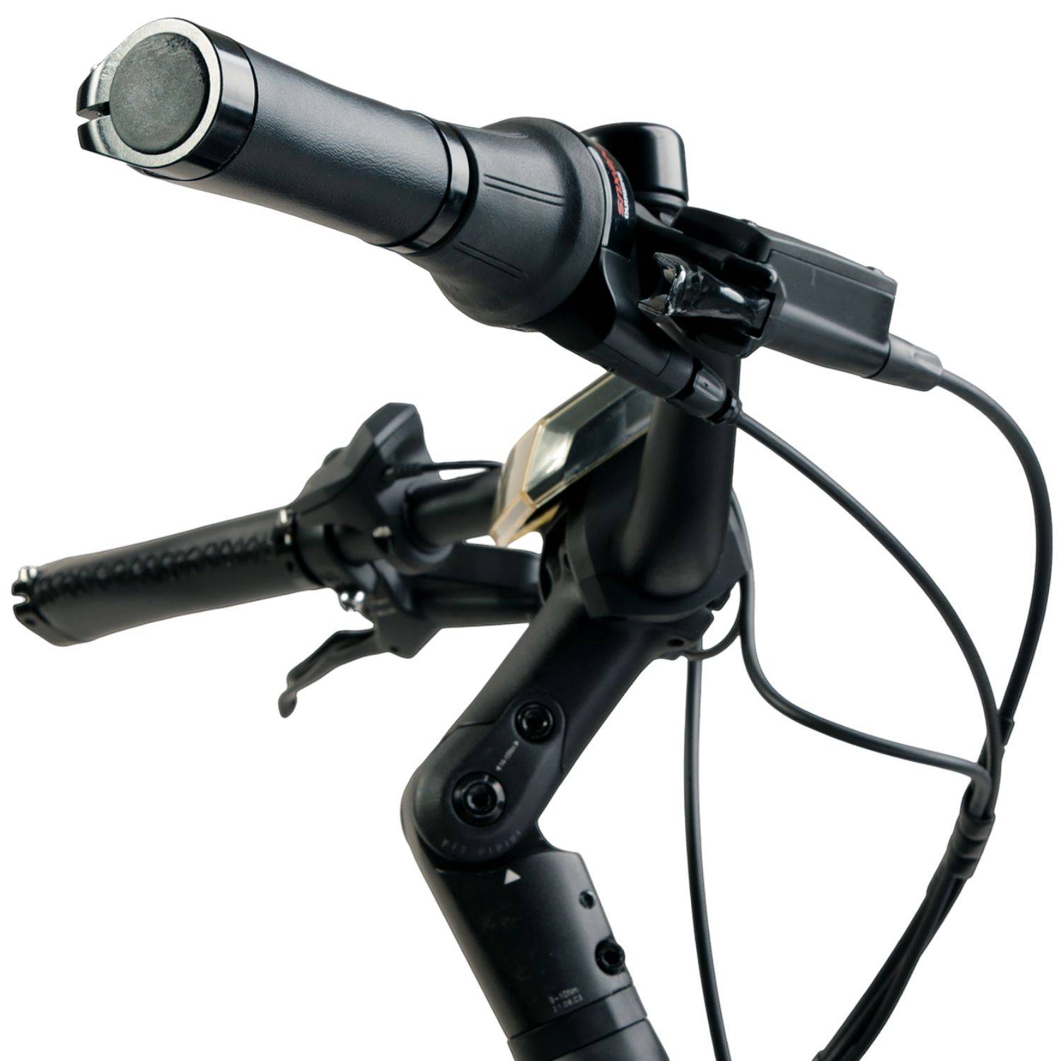 Nahaufnahme eines Fahrradlenkers mit Bremshebeln, Schaltwerk und Kabeln isoliert auf weißem Hintergrund.