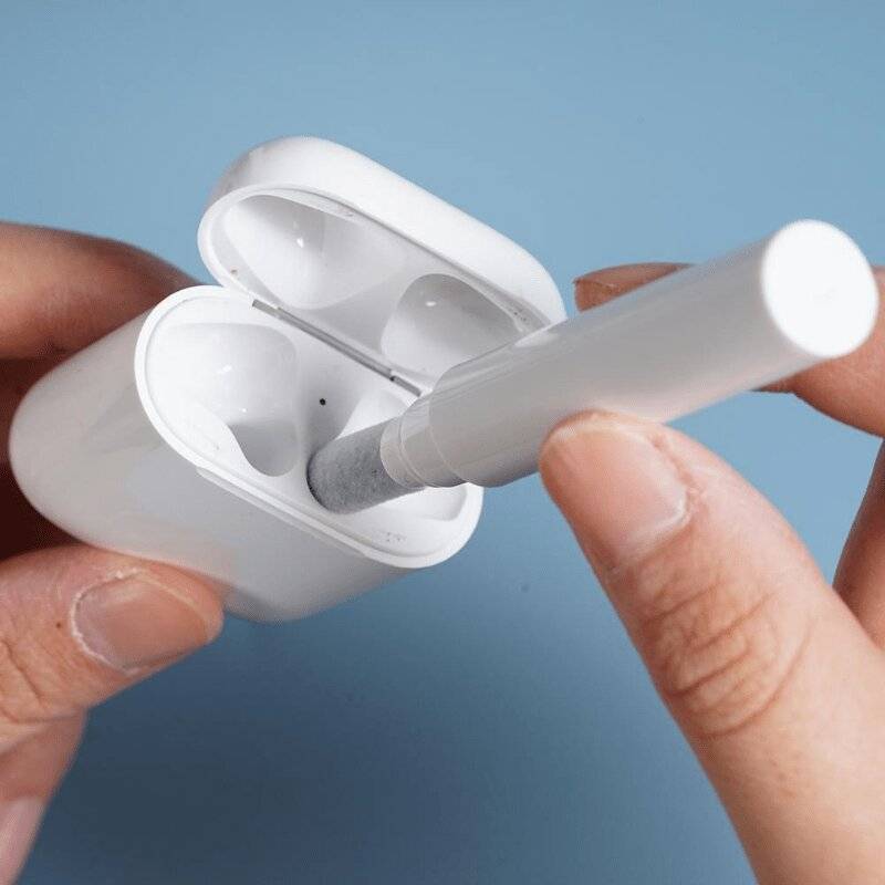 Eine Person hält ein offenes AirPods-Etui mit der Spitze einer Zigarette im Inneren, was auf eine ungewöhnliche oder unsachgemäße Verwendung hindeutet.