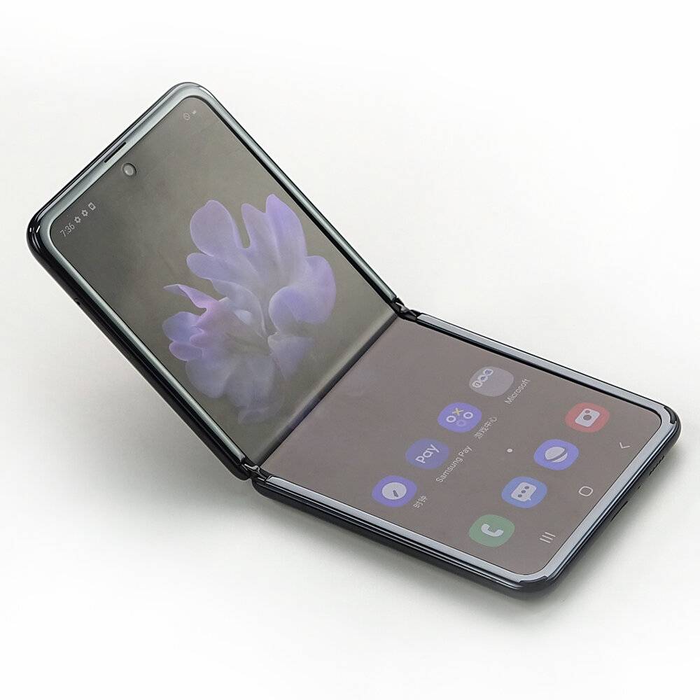 Ein elegantes faltbares Smartphone, das teilweise geöffnet ist und eine Blume auf dem Bildschirm anzeigt. Die Anordnung zeigt mehrere App-Symbole im unteren Bereich.