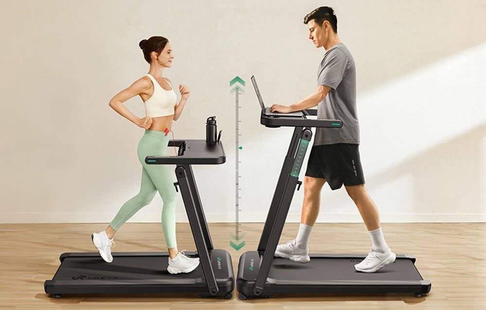 Eine Frau und ein Mann trainieren auf parallelen Laufbändern zu Hause, wobei Fitness mit digitalen Anzeigen und Flaschenhaltern hervorgehoben wird.