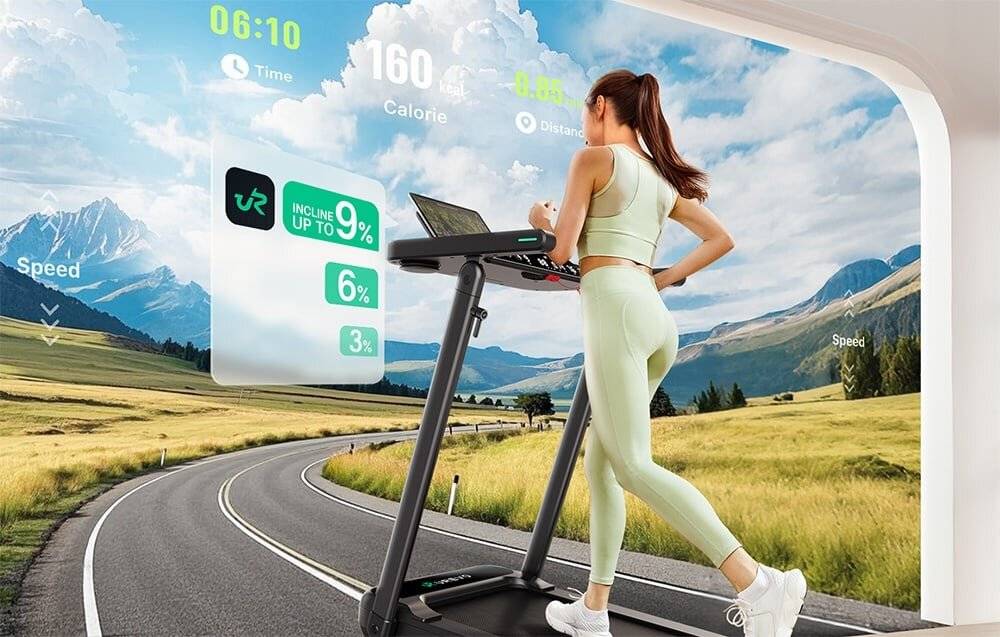 Eine Frau trainiert auf einem Laufband vor einer malerischen Kulisse. Das Display zeigt Zeit-, Kalorien- und Steigungsdaten an.