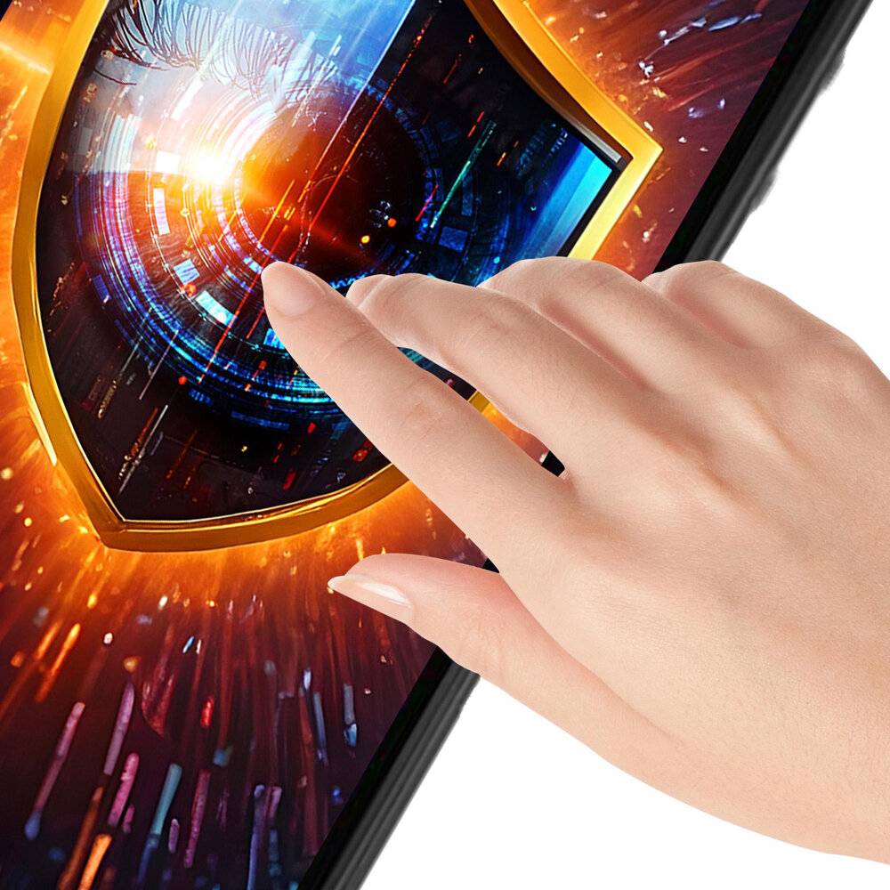 Eine Hand berührt einen Smartphonebildschirm, auf dem ein Schild mit digitalen Effekten angezeigt wird, das Cybersicherheit oder Datenschutz symbolisiert.