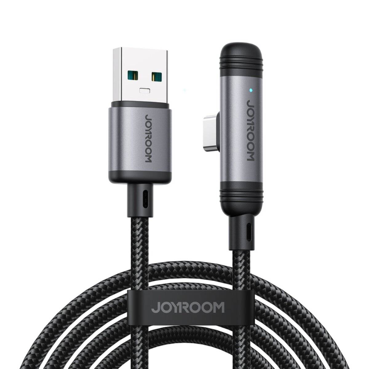Ein schwarzes geflochtenes USB-Kabel mit silbernen Anschlüssen, versehen mit der Marke 'Joyroom' und einem 90-Grad-Winkelstecker-Design.
